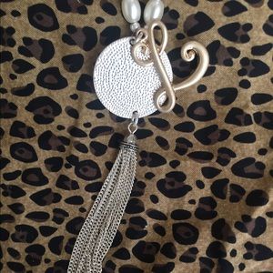 A silver and pearl necklace BNWOT